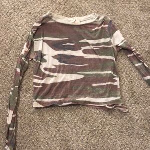 Camo cropped long sleeve tee!